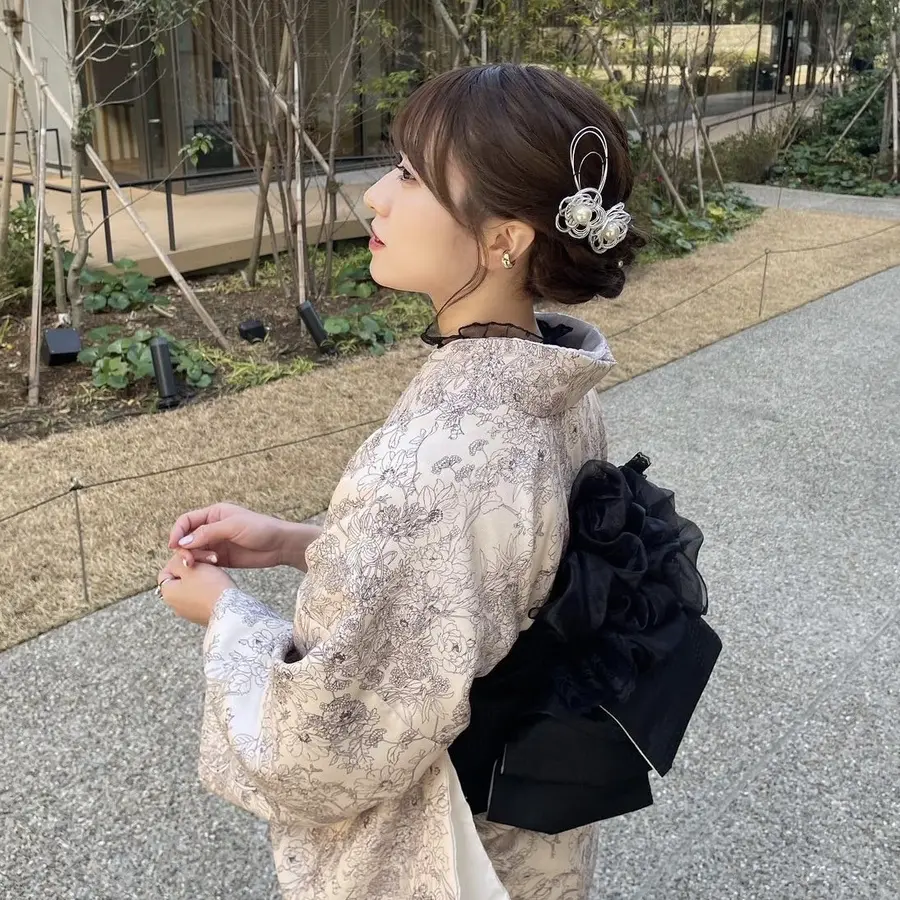 Solid color with a distinct dark shade kimono is recommended! (Pattern 6)