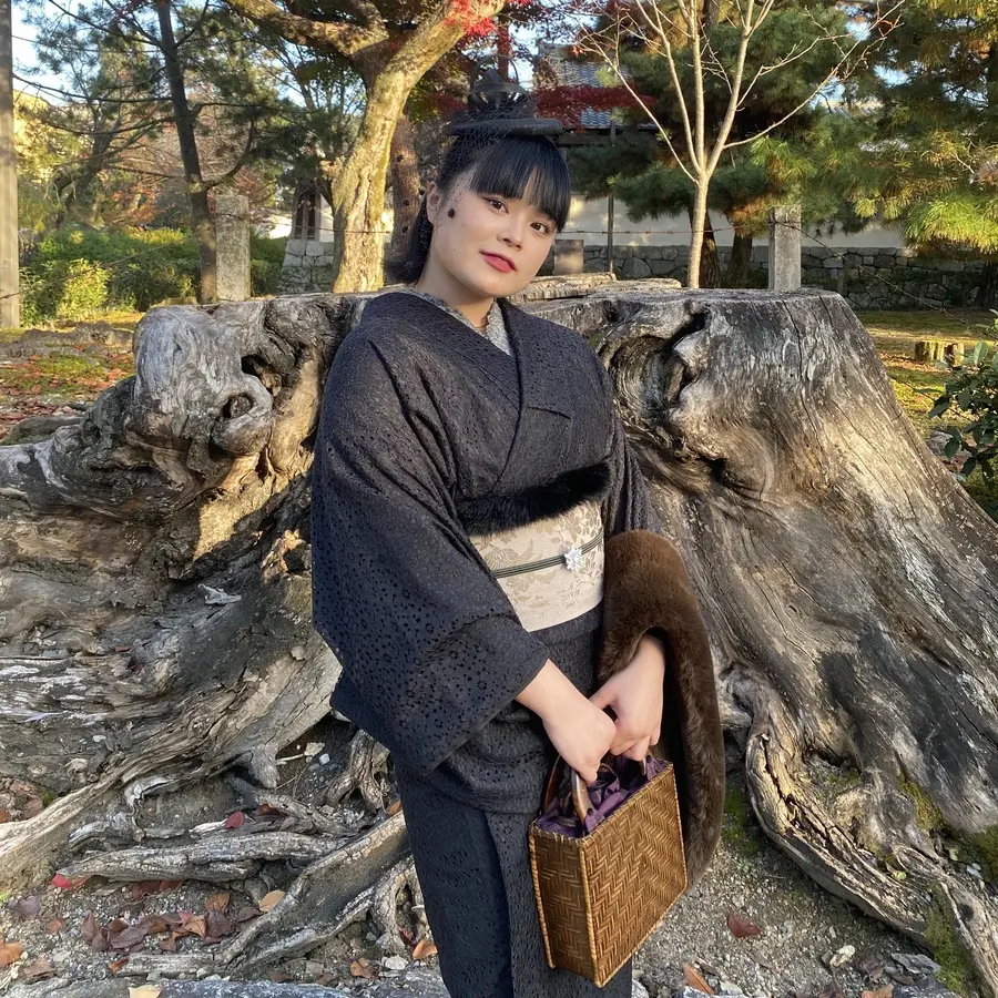 Solid color with a distinct dark shade kimono is recommended! (Pattern 6)